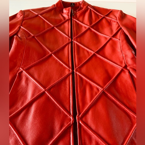 Red Luxurious Leather Cropped Zippered Jacket - Picture 13 of 15